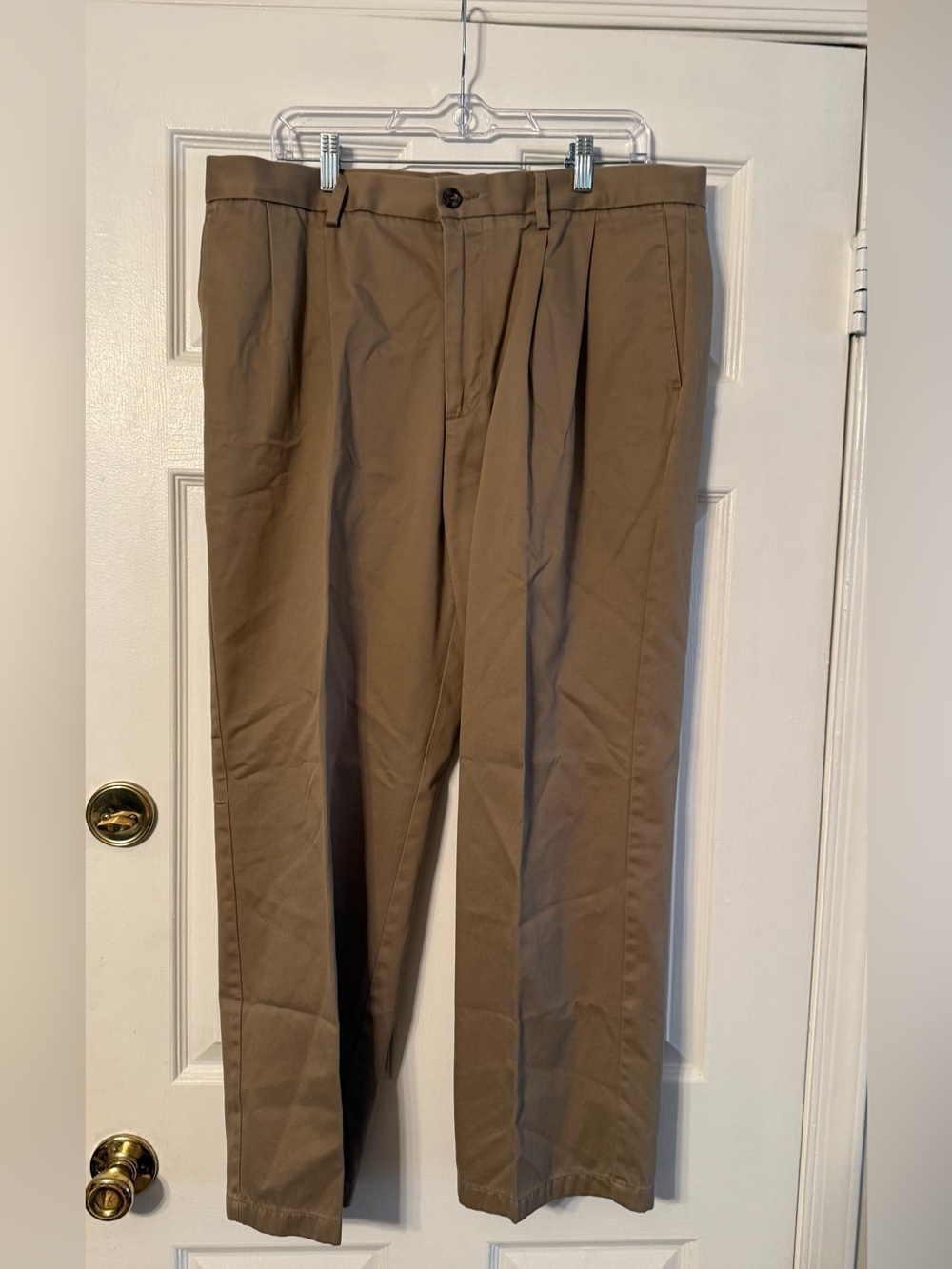 Dockers Men's Pleated Chino Pants in Khaki Brown